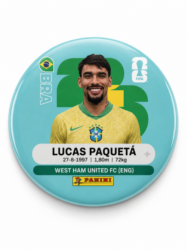 Broche colecionável 58mm com Lucas Paquetá pela Seleção Brasileira — Futebol 2026 · Bela Produções