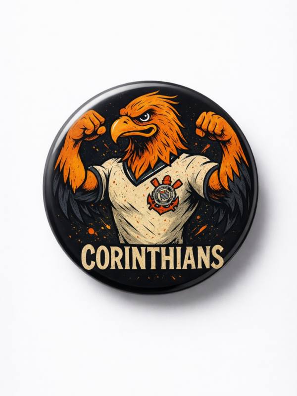 Broche Corinthians 58mm com arte do gavião torcedor em visual de arquibancada