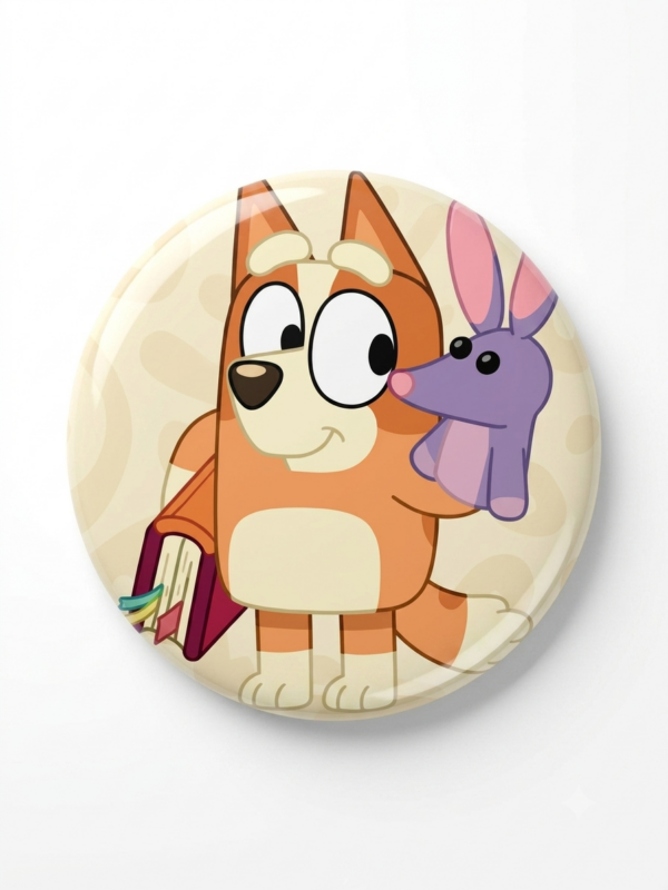 Broche colecionável 44mm de cãozinho com amiga fantoche colorida