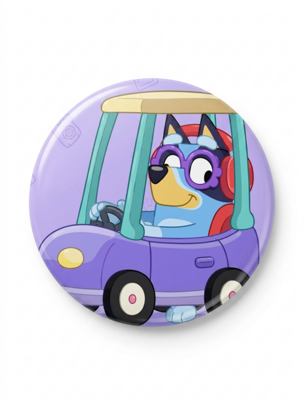 Broche colecionável 44mm de cãozinho em carrinho roxo de aventura