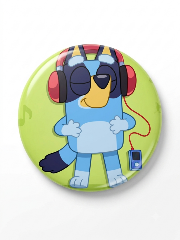 Broche colecionável 44mm de cãozinho ouvindo música com fones vermelhos