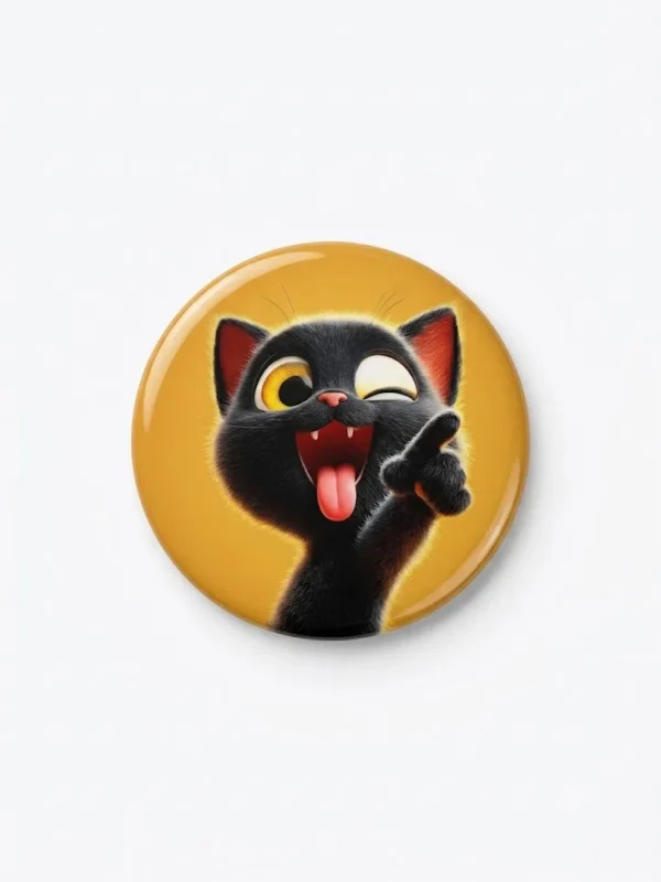 Broche 44mm com gatinho preto divertido em fundo amarelo