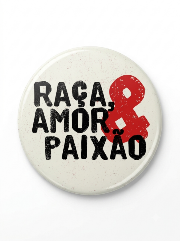 Broche Flamengo 58mm com arte Raça Amor e Paixão em vermelho e preto