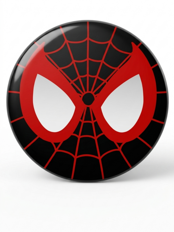 Broche colecionável 58mm com máscara aracnídea preta e vermelha estilo teia — Cultura Pop · Bela Produções