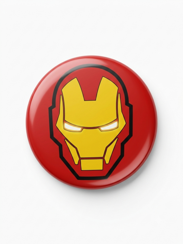 Broche colecionável 58mm com máscara blindada estilizada em vermelho e dourado — Cultura Pop · Bela Produções
