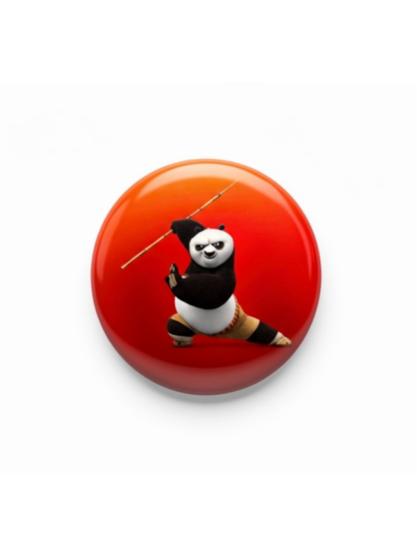 Broche 44mm com panda lutador em fundo vermelho